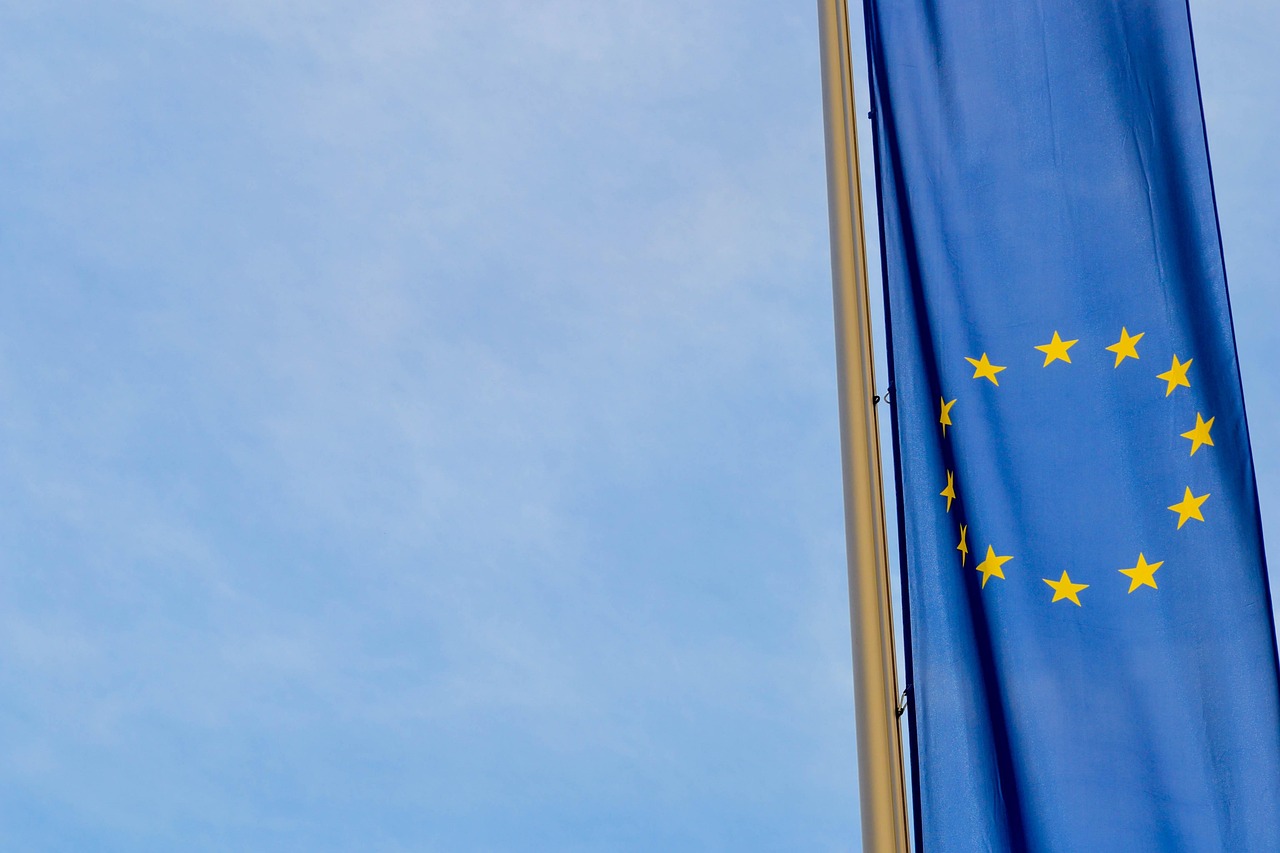 ce reprezinta cele 12 stele de pe steagul uniunii europene